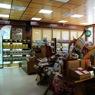 白毛寮店內茶品與伴手禮陳列