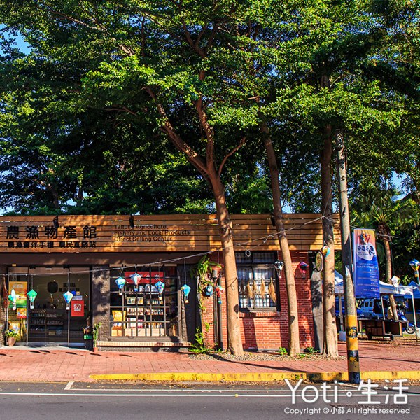臺東縣農漁物產館紅磚店面與入口